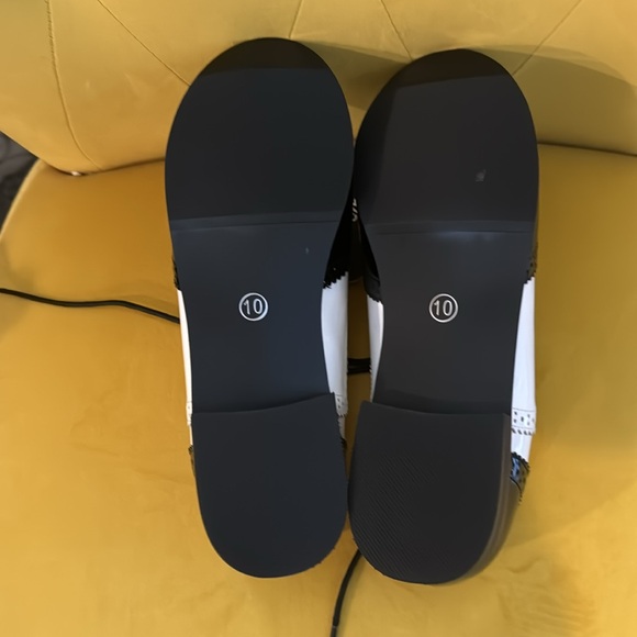 Dema black and white patent leather shoes size 10, but run small - Picture 4 of 6